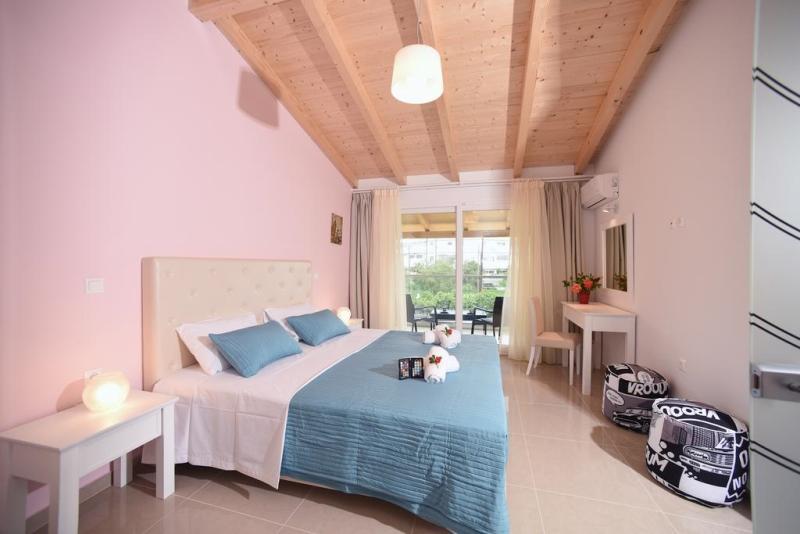 Palapart Gikas Suites And Studios Гоувия Экстерьер фото